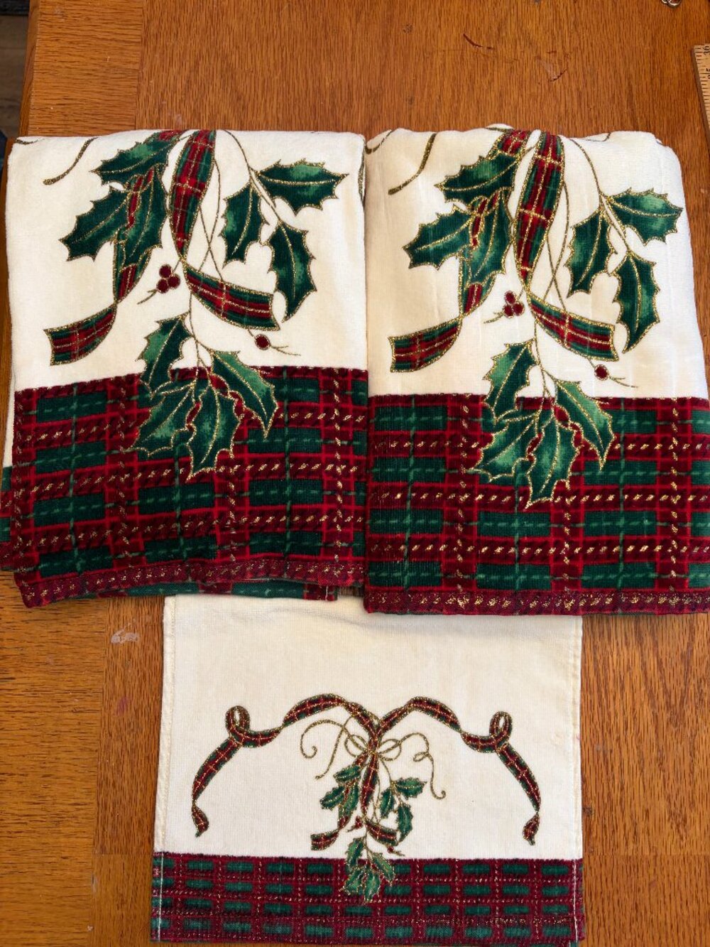 Lenox Christmas Holly Ribbon Towel Set 2 Bath 1 Hand Display Only EUC Holiday